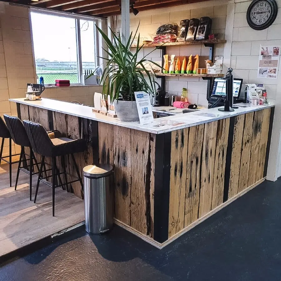 Horeca-bar-Op-maat-gemaakte-tafel-Tough-Interiors-Rene-Braas