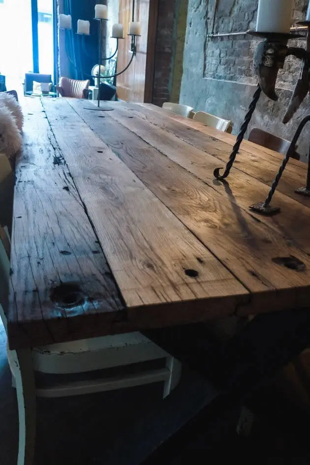 stoere-robuuste-handgemaakte-tafel-Tough-Interiors-Rene-Braas
