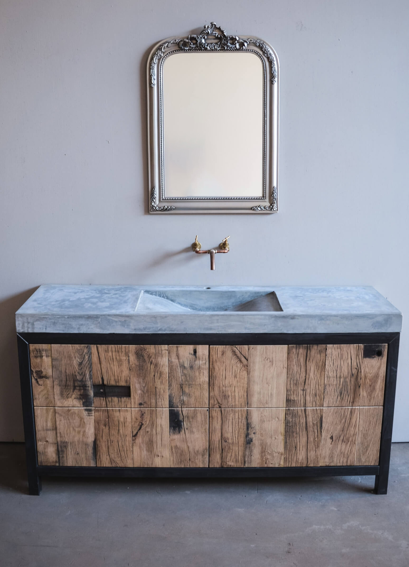 Wastafel - Badkamer meubels op maat gemaakt van hout en beton of staal. zoals wilt hebben.